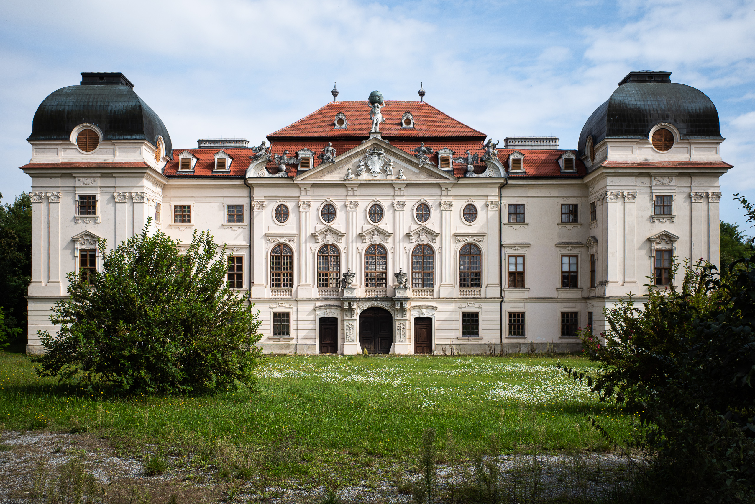 Das Barockschloss Riegersburg hinter verwildertem Rasen